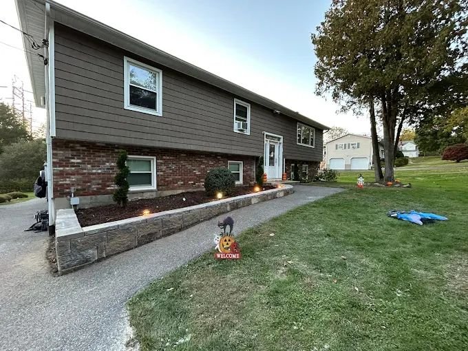 Block retaining wall with landscape lighting